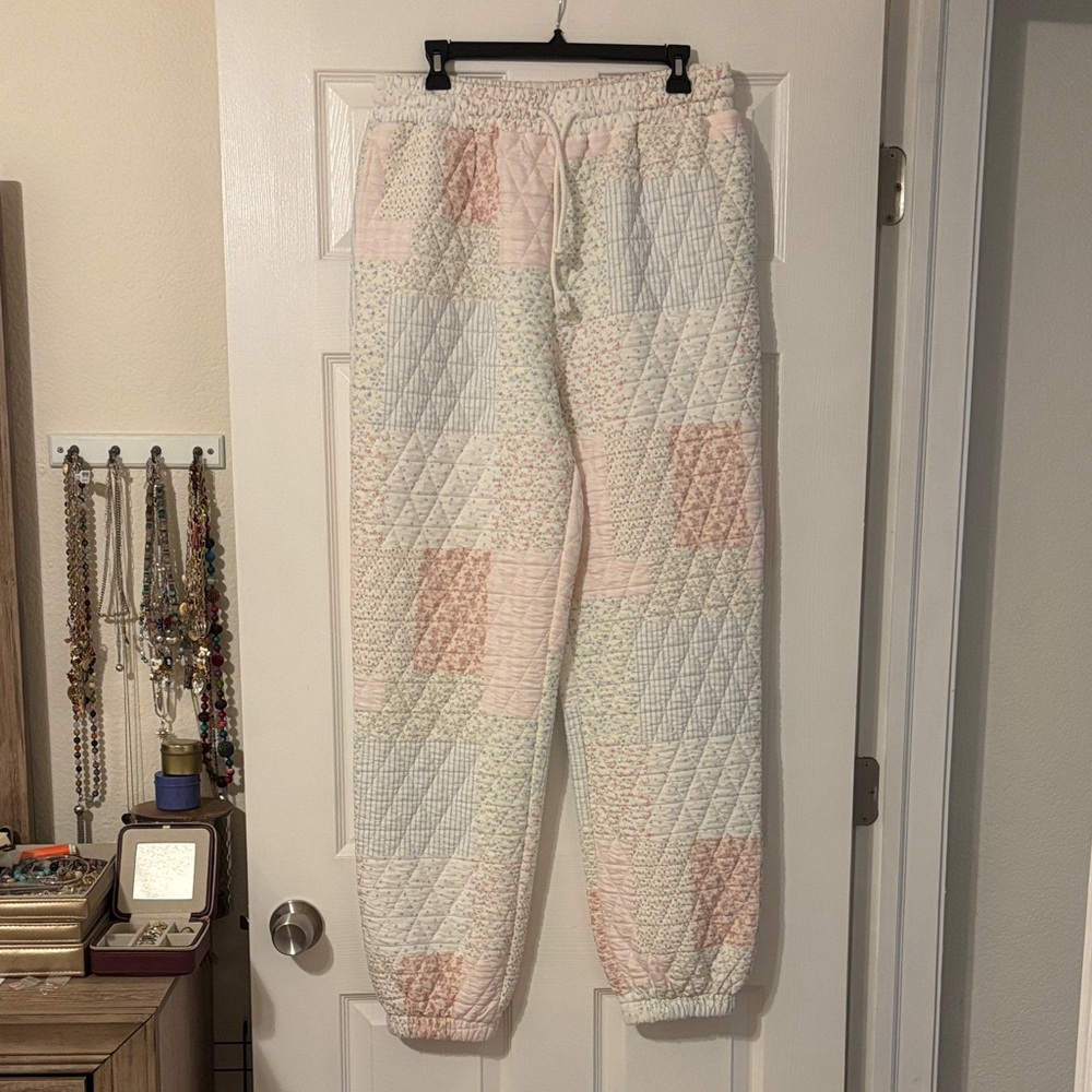 Sunkissed Coconut Ditsy Floral Quilted Joggers
